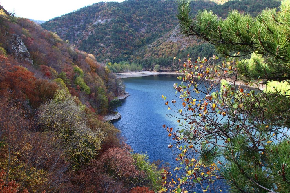 Amasya'da tabloları aratmayan manzara: Boraboy Gölü sonbaharın renklerine büründü - 1