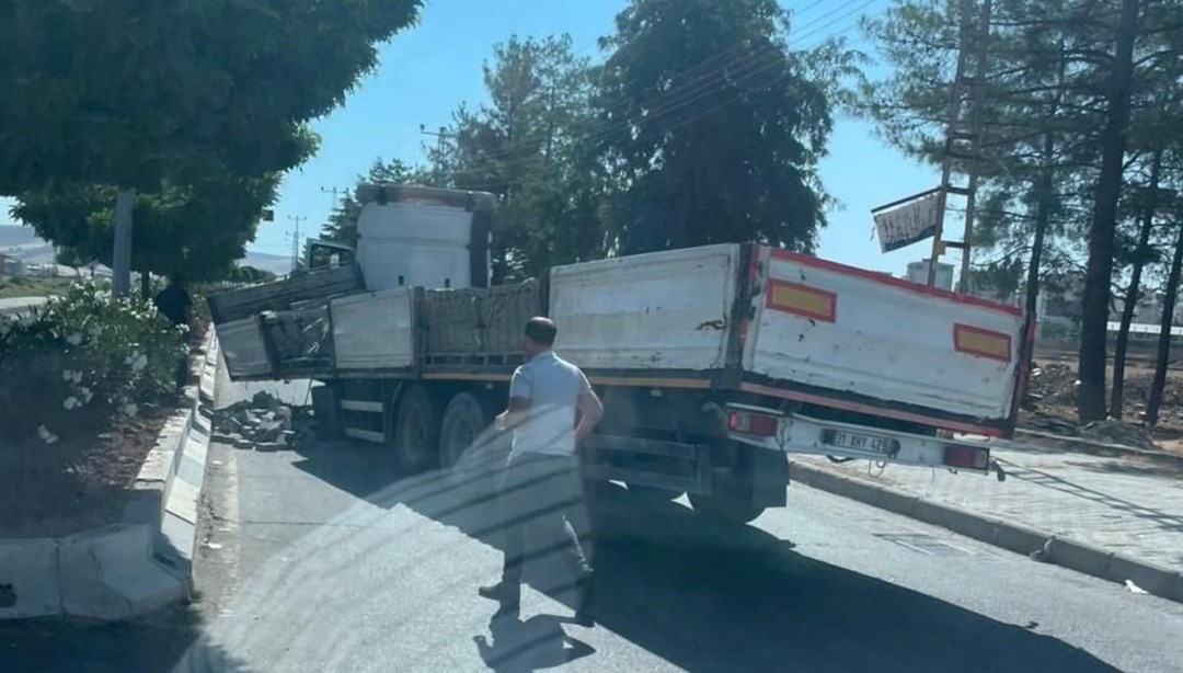 TIR dorsesi araçtan ayrıldı, facia kıl payı atlatıldı
