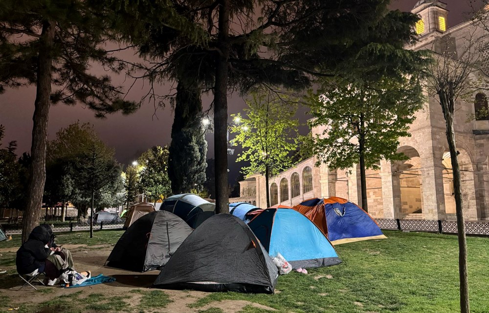 İstanbul'da kimi vatandaşlar geceyi dışarıda geçirdi 77 HY5E5NIPzUmh369sgiJ8hw