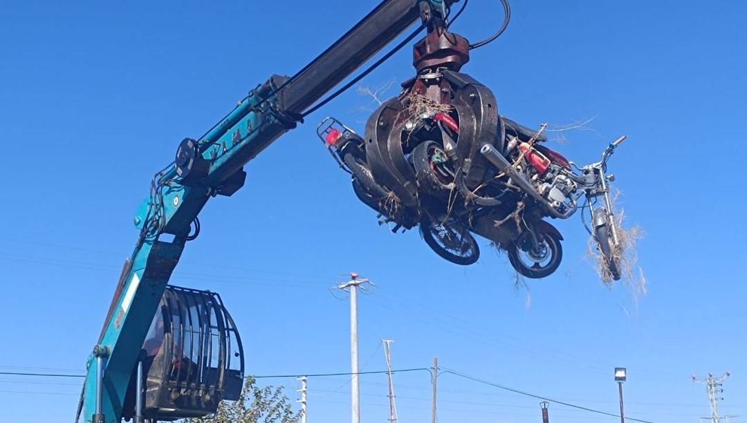 Otoparkta bekletilen yüzlerce motosiklet geri dönüşüme gönderildi