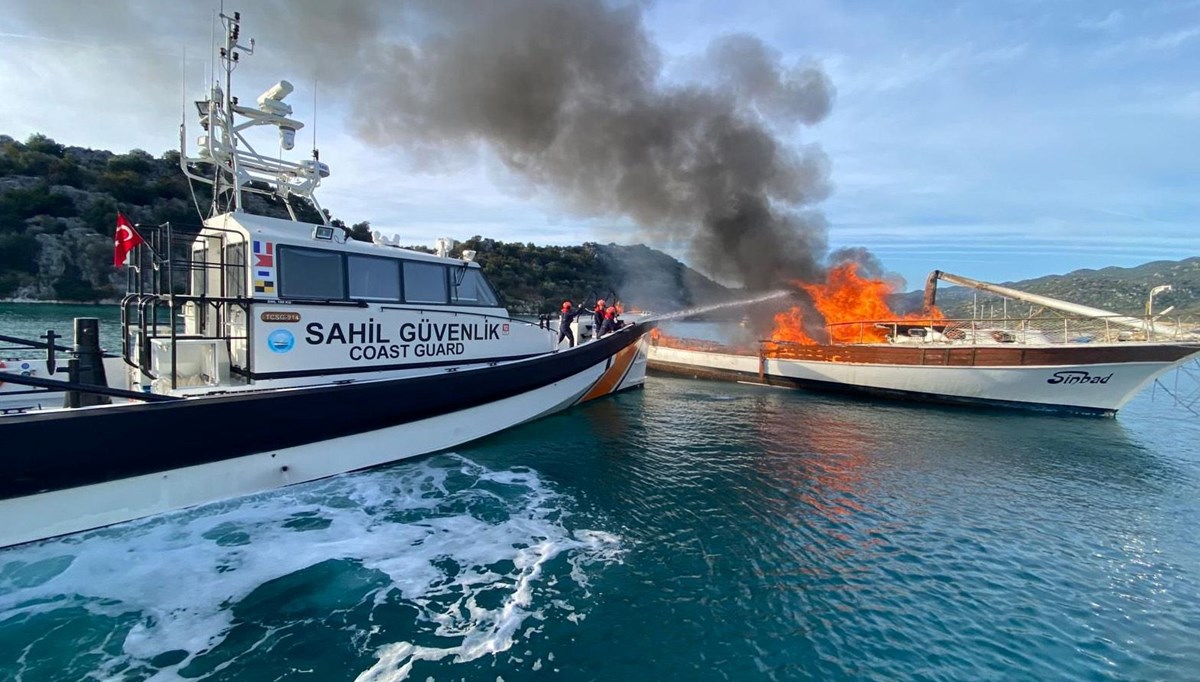 Demre'de yat yangını