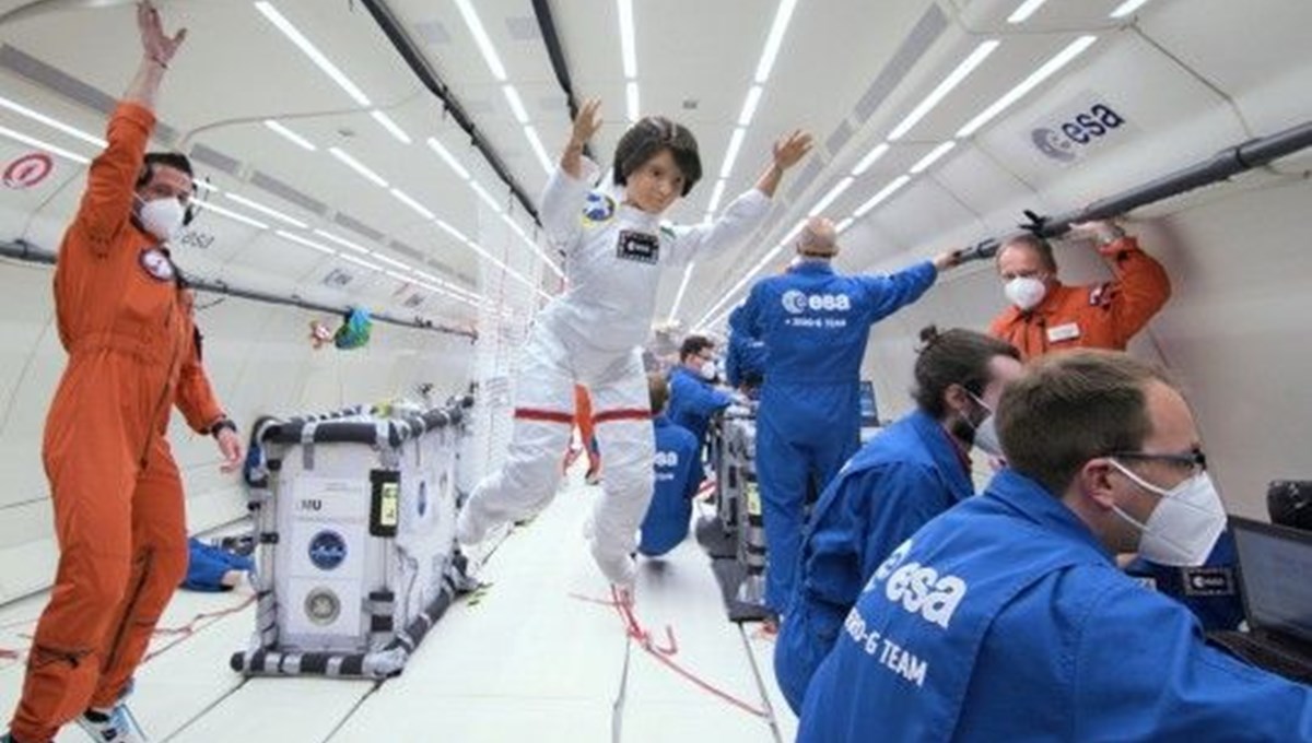 Astronot Barbie gerçek astronotlarla sıfır yerçekimi deneyimi yaşadı