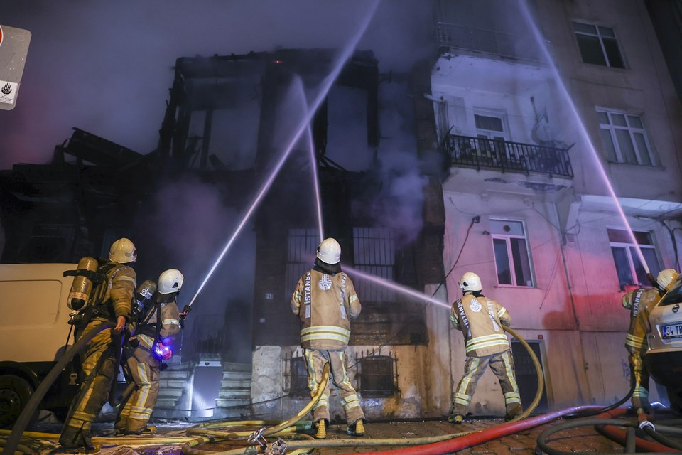 Beyoğlu'nda ahşap bina yandı: 2 kişi yaralandı - 2