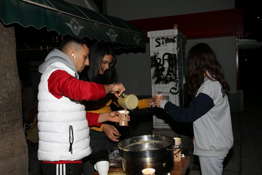 Depremzedeler 6 Şubat'ın yıl dönümünde geceyi sokaklarda geçirdi - 9