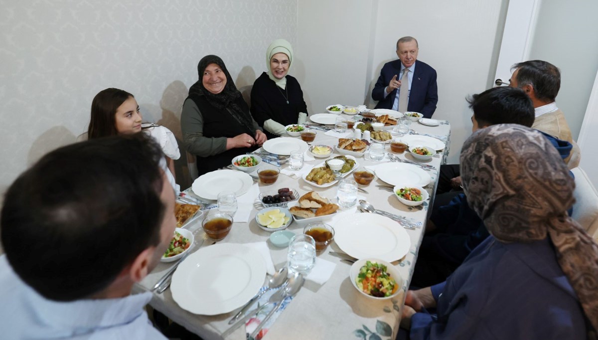 Cumhurbaşkanı Erdoğan, vatandaşın evinde iftar yaptı