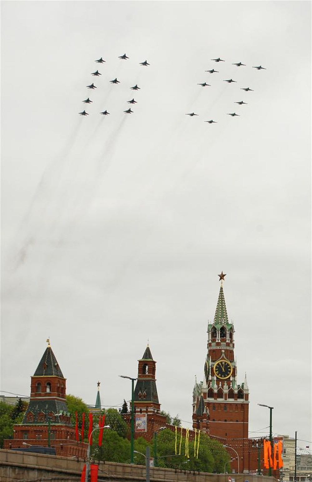 самолеты над красной площадью