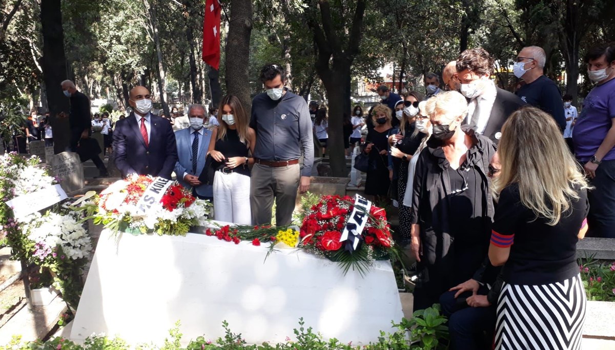 Tarık Akan ölümünün 5'inci yılında mezarı başında anıldı