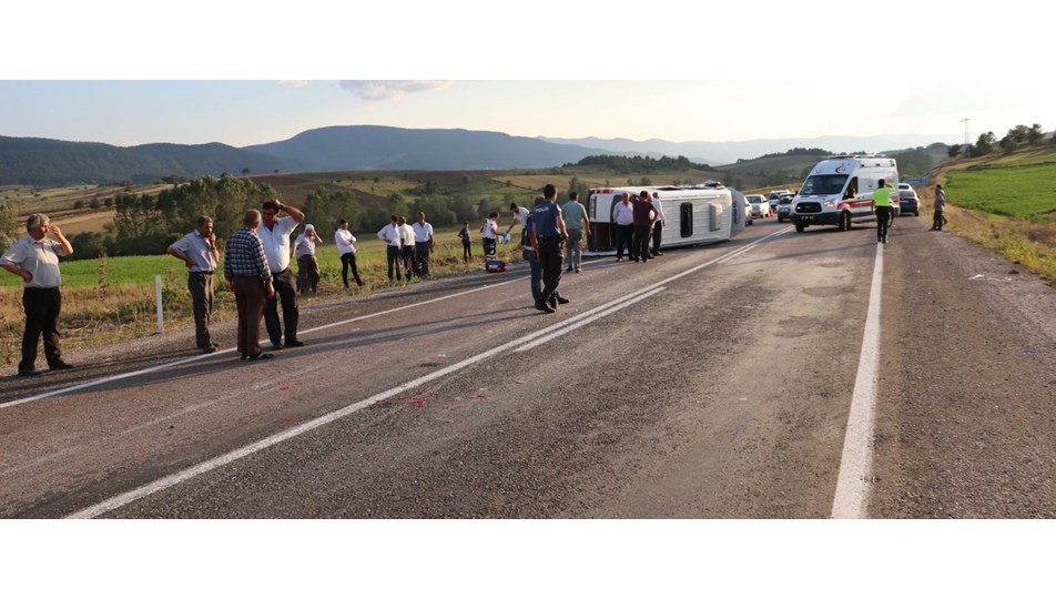 Düğün dönüşü kaza: 1 ölü, 16 yaralı