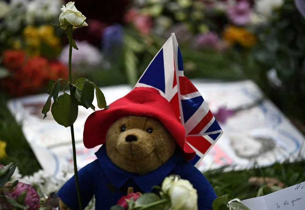 Kraliçe Elizabeth için bırakılan Paddington ayıları bağışlandı - 2