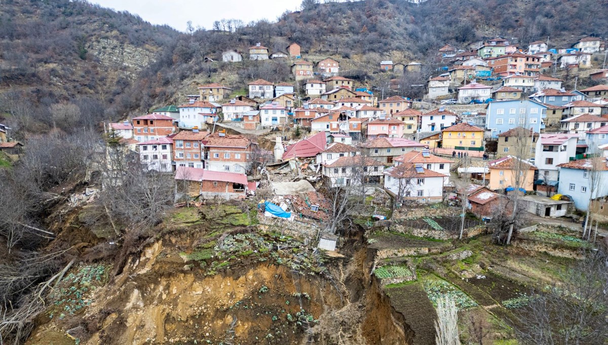 Heyelan köyü ikiye böldü Heyelan köyü ikiye böldü