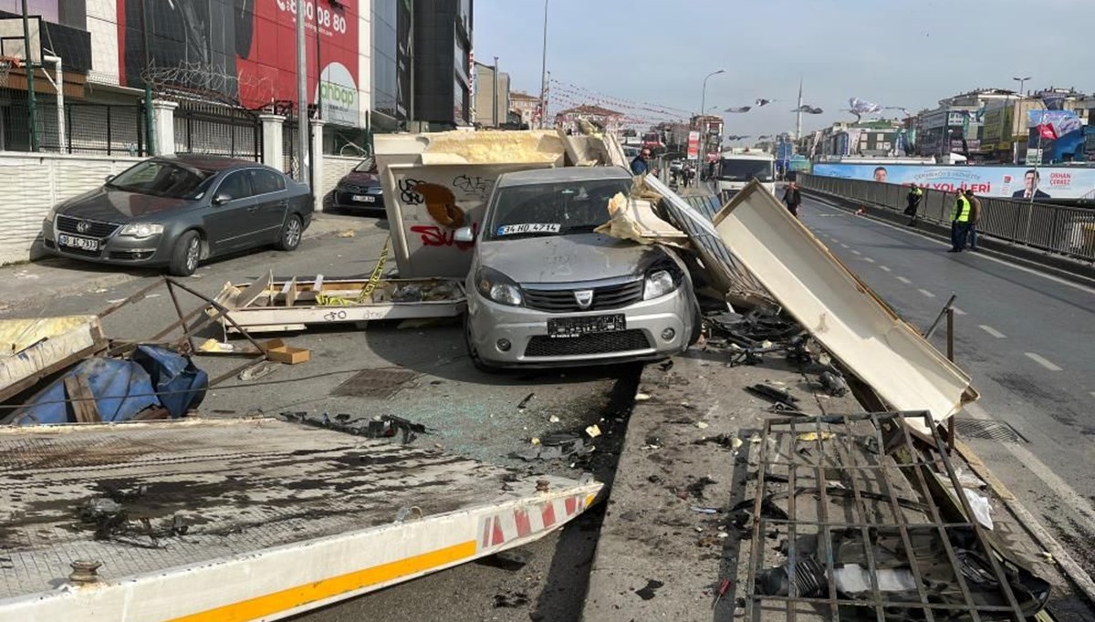 İstanbul'da otomobil durağa daldı: Yaralılar var