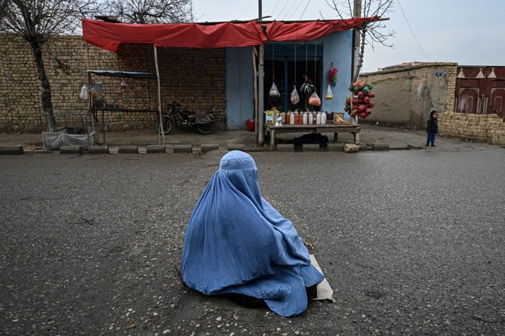Afganistan'daki açlık krizinin acı yüzü: 3 yaşında ama bir bebek kadar küçük - 3