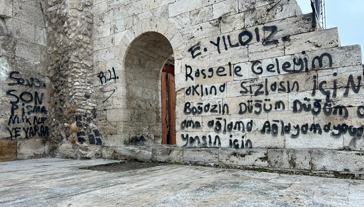 752 yıllık medreseye sprey boyayla zarar verildi 752 yıllık medreseye sprey boyayla zarar verildi
