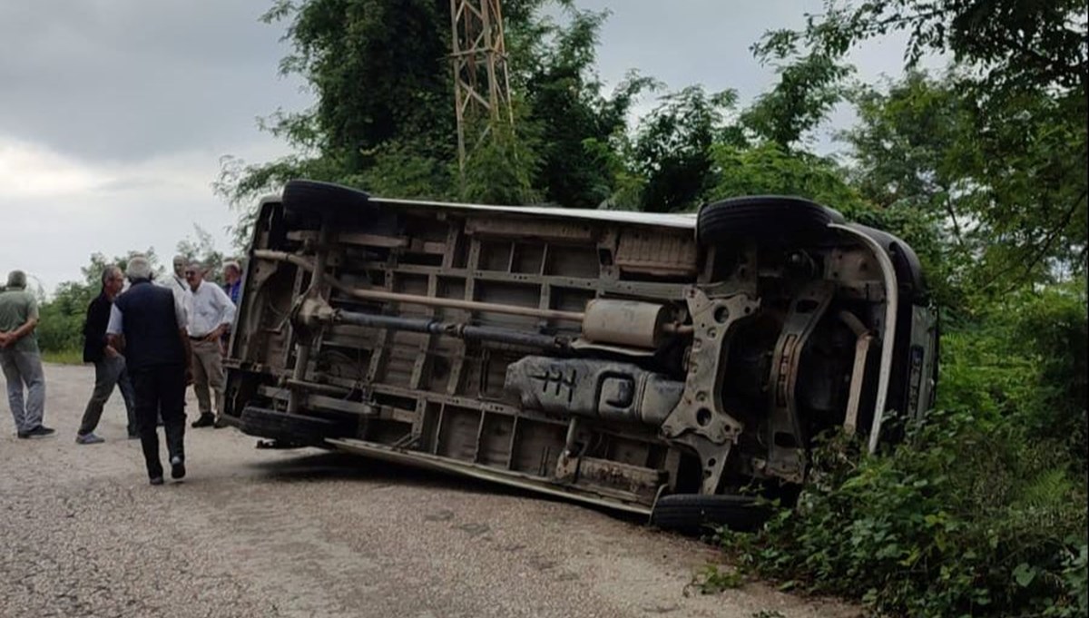 Tarım işçilerini taşıyan minibüs devrildi: 6 yaralı