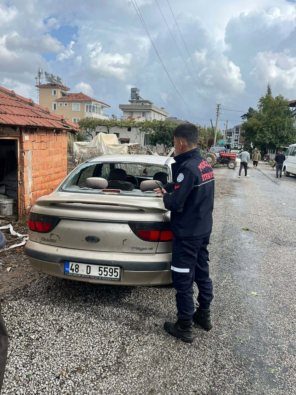 Muğla'da hortum: Çatılar uçtu, ağaç ve direkler devrildi - 6