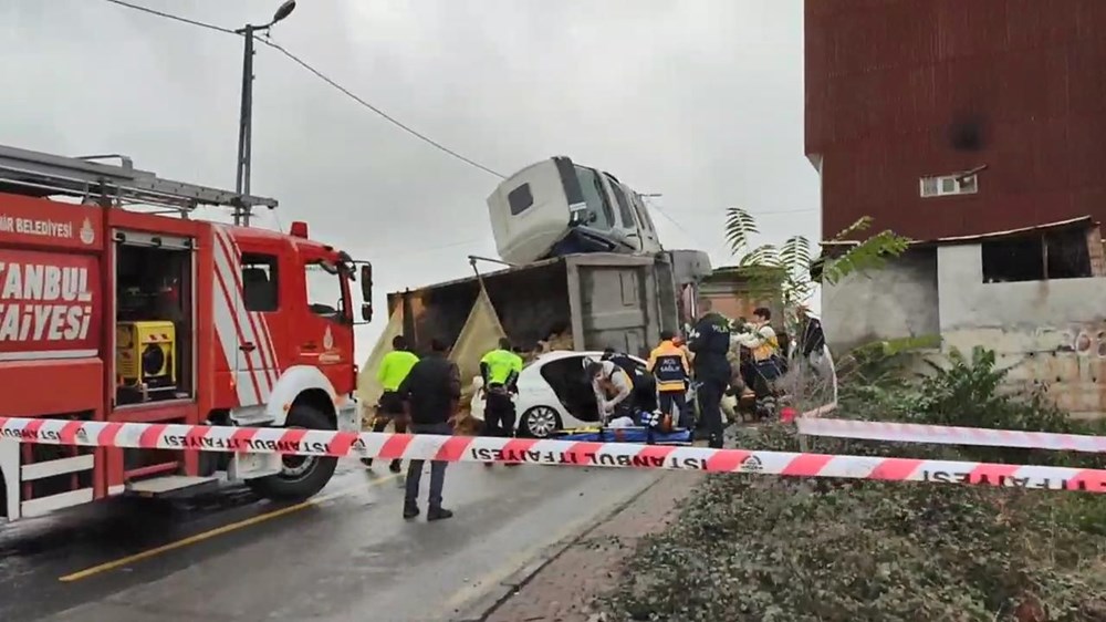 Başakşehir'de hafriyat kamyonu otomobilin üstüne devrildi - 1