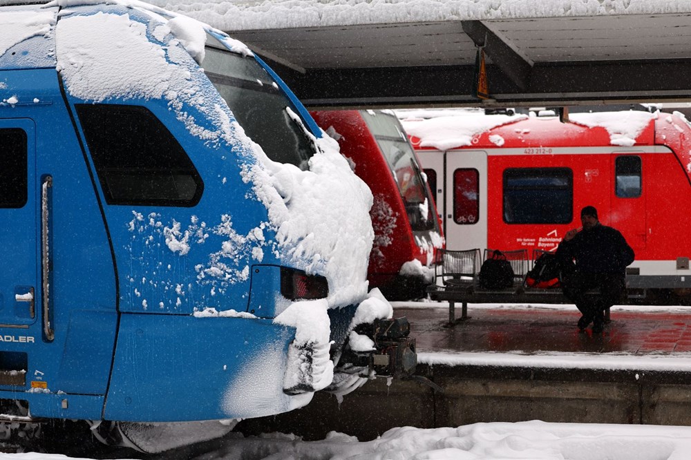 Almanya'da kar esareti: Uçuşlar iptal edildi, tren ve otobüsler çalışmadı - 6