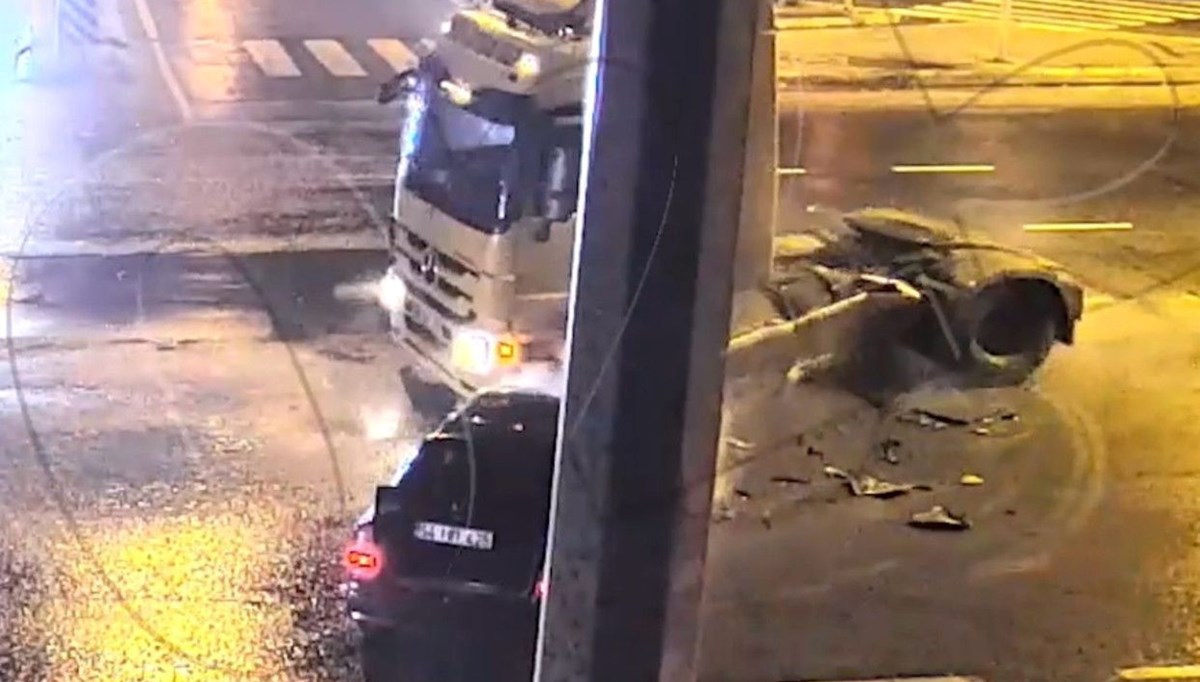 Sakarya'da otomobilin TIR’a çarptığı ölümlü kazanın görüntüleri ortaya çıktı Sakarya'da otomobilin TIR’a çarptığı ölümlü kazanın görüntüleri ortaya çıktı