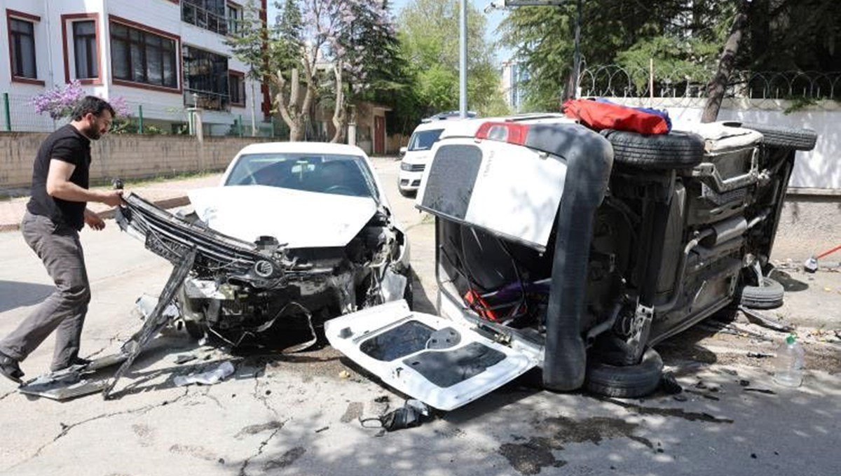 Elazığ’da kazaya karışan hafif ticari araç yan yattı: 1 yaralı