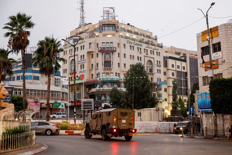 İsrail, El Cezire ofisine canlı yayında baskın düzenledi - 2