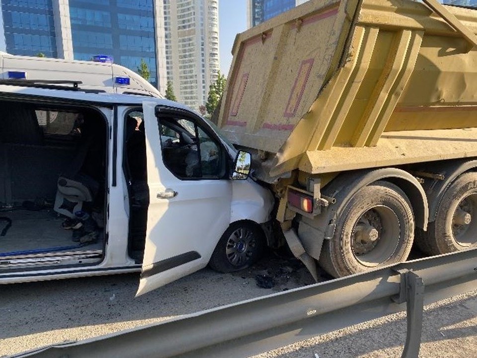 Şile yolunda işçileri taşıyan minibüs kaza yaptı: 11 yaralı - 1