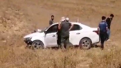 Erzurum'da otomobil tarlaya uçtu