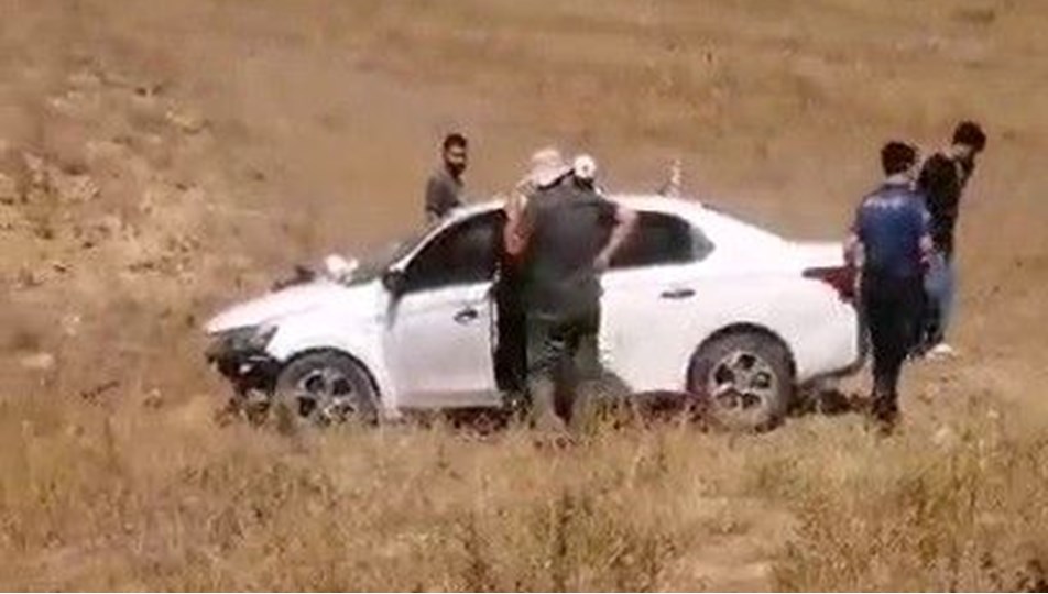 Erzurum'da otomobil tarlaya uçtu