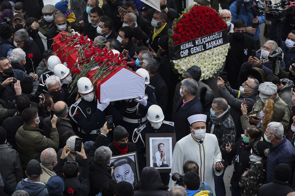 USTA OYUNCU FATMA GİRİK SON YOLCULUĞUNA UĞURLANDI... Usta oyuncu Fatma Girik son yolculuğuna uğurlandı - 13