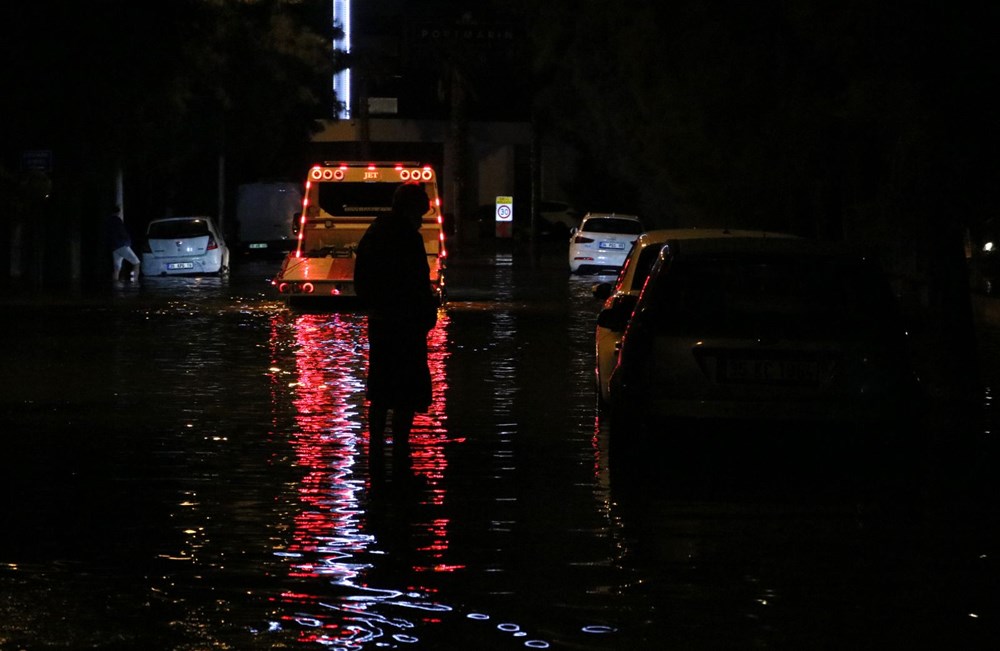 İzmir'de yağışın ardından deniz taştı: 1 kişinin cansız bedenine ulaşıldı - 15