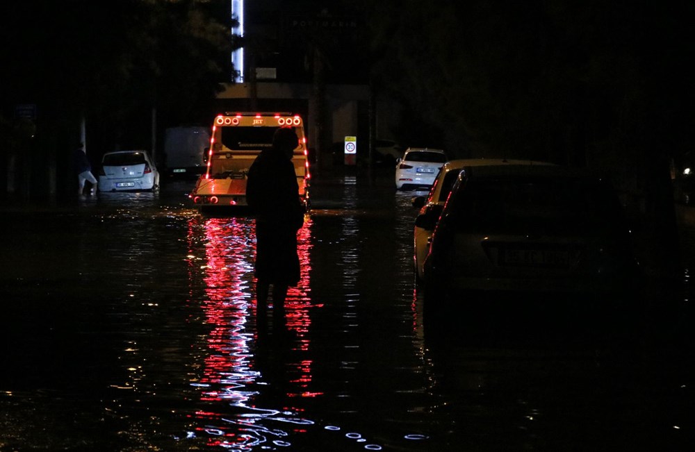 İzmir'de yağışın ardından denizin taşması sonucu araçlar su altında kaldı - 8