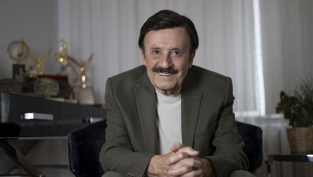 Selami Şahin nota kitabı hazırlıyor