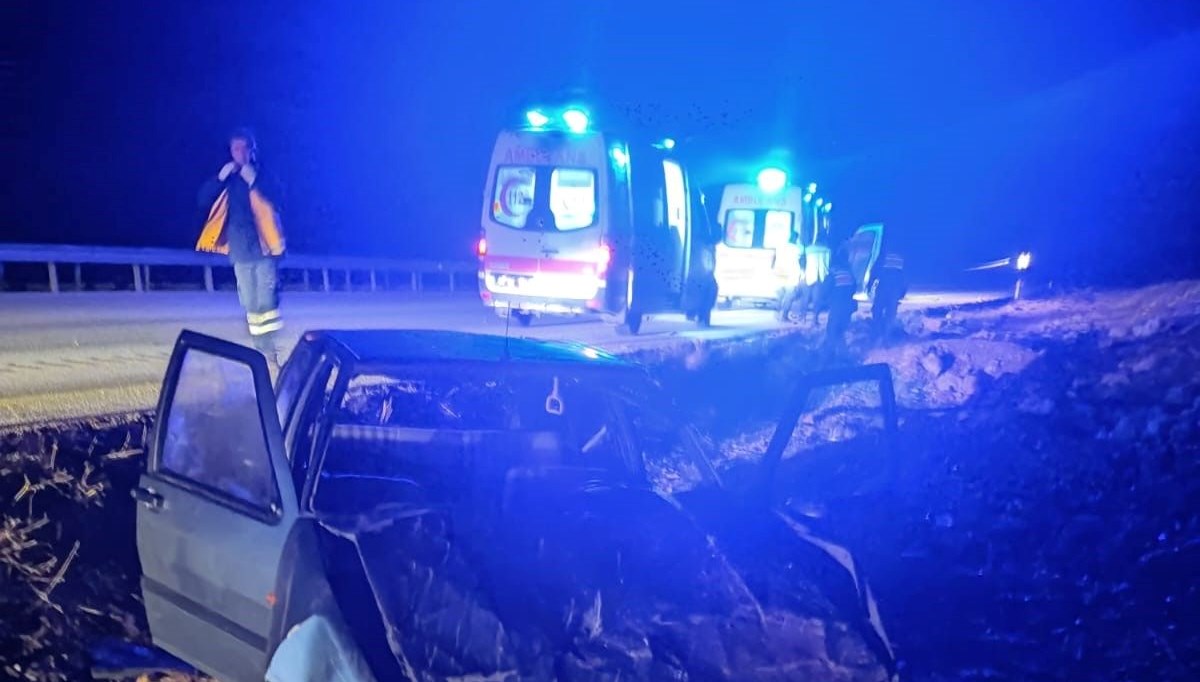 Takla atıp şarampole giren otomobilde 4 kişi yaralandı Takla atıp şarampole giren otomobilde 4 kişi yaralandı