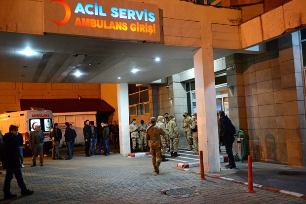 Teröristlerle çıkan çatışmada hafif yaralanan 4 asker Bitlis Devlet Hastanesi'ne getirildi.