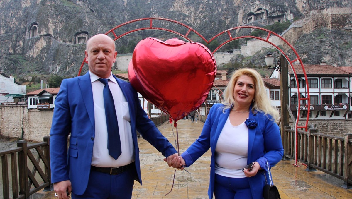 Türkiye'nin en renkli aşıkları: 26 yıldır aynı renk elbiseler giyiyorlar Türkiye'nin en renkli aşıkları: 26 yıldır aynı renk elbiseler giyiyorlar