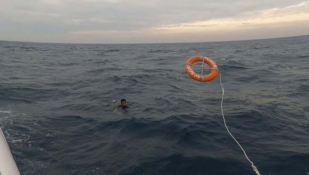 Seferihisar'da kaçak göçmenlerin botları battı: 25'i kurtarıldı, 5'i aranıyor
