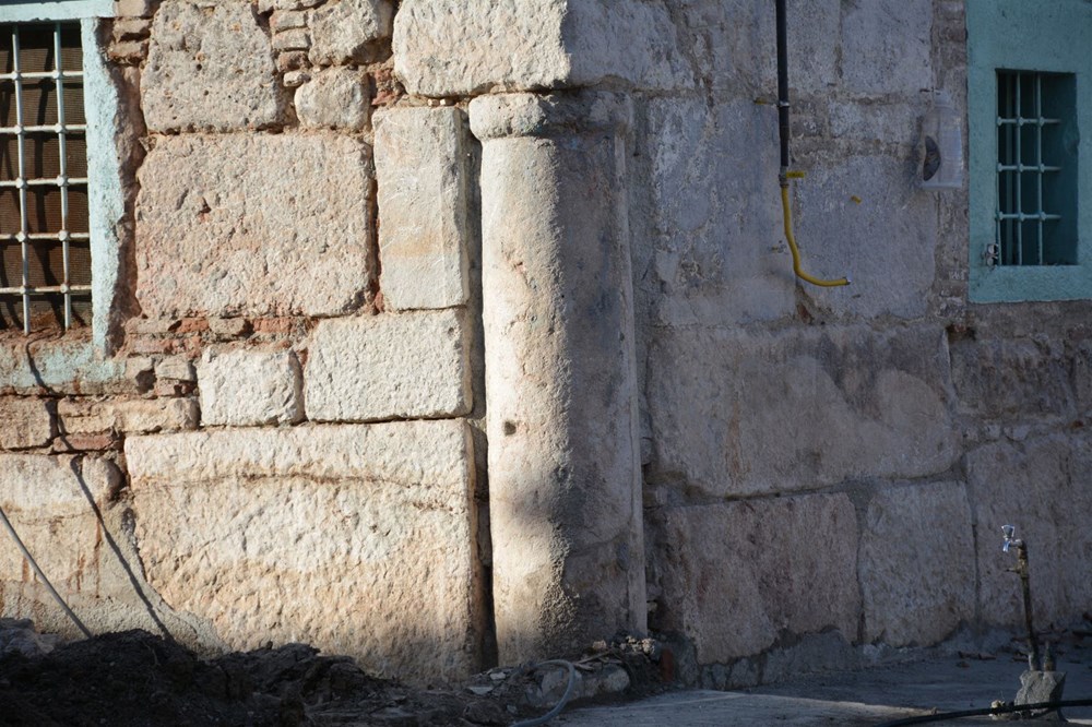 500 yıllık caminin duvarından Roma dönemine ait taşlar çıktı - 6
