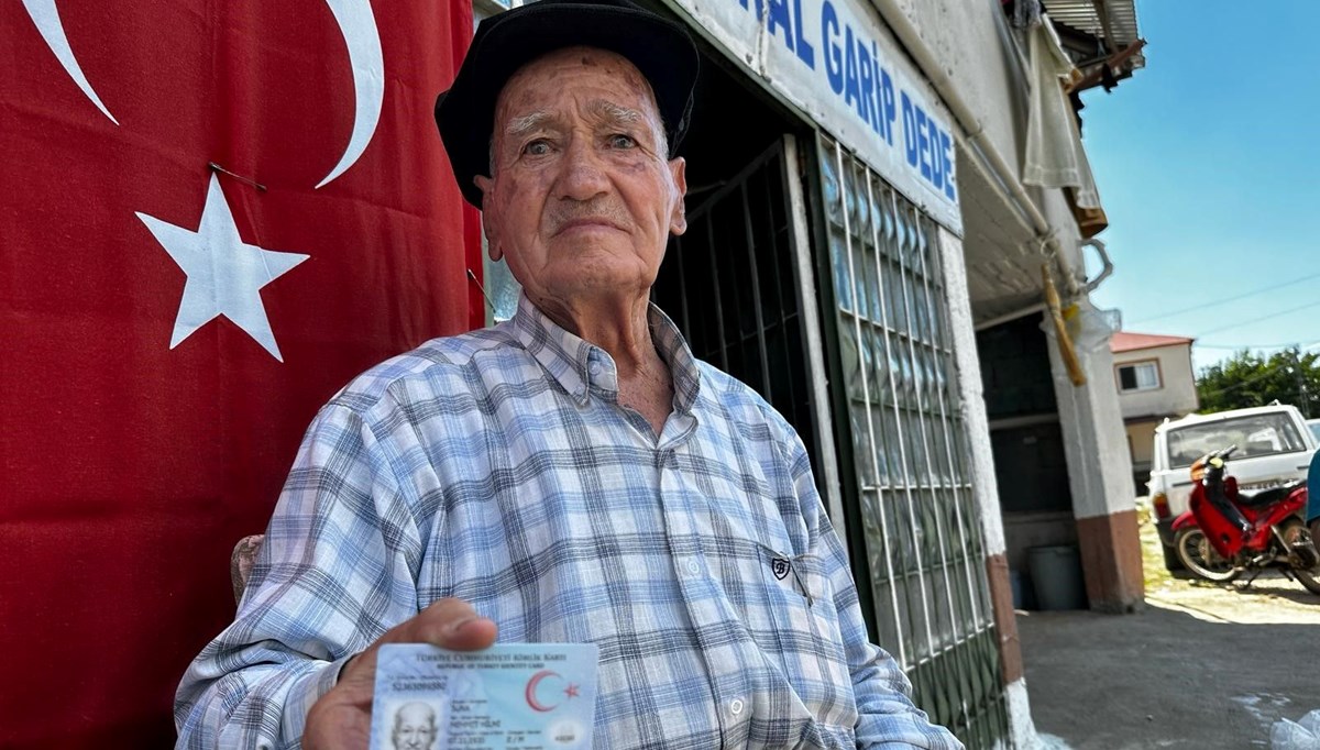 Bir ilçenin en yaşlı esnafı: Herkes onu 