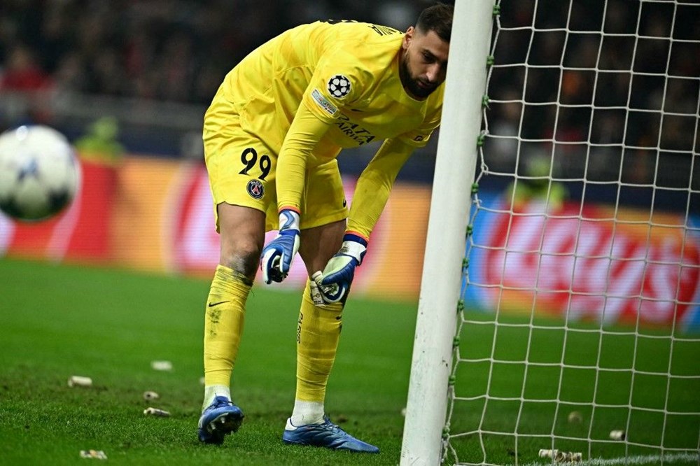 Milan taraftarından Donnarumma'ya tepki: Kafasına sahte para yağdırdılar - 5