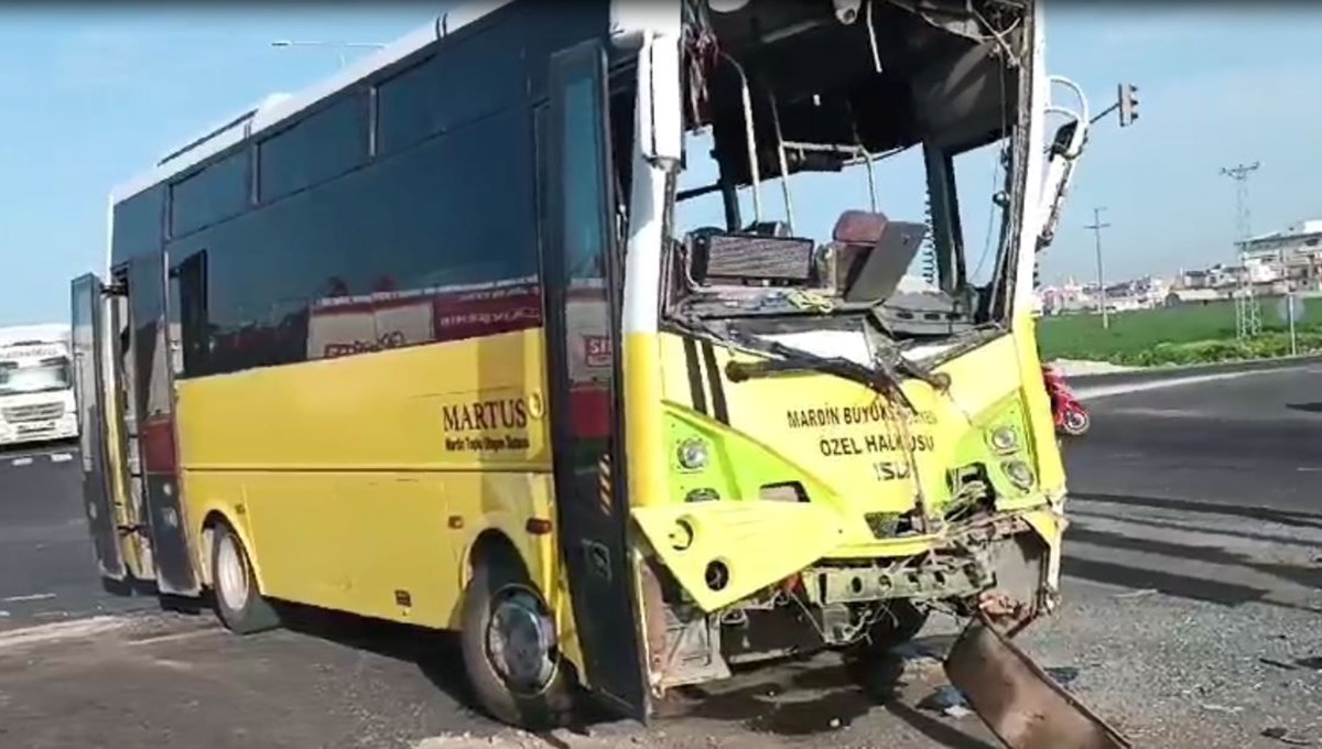 Mardin'de midibüs ile TIR çarpıştı: 18 yaralı