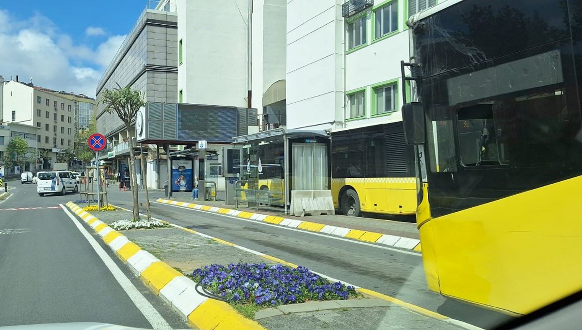 İstanbul'da gaz pedalı takılı kalan İETT otobüsü duraktaki otobüslere çarptı