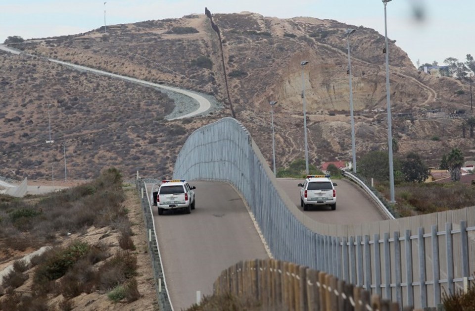 Trump, Meksika sınırına duvar örülmesini öngören kararı imzaladı - 1