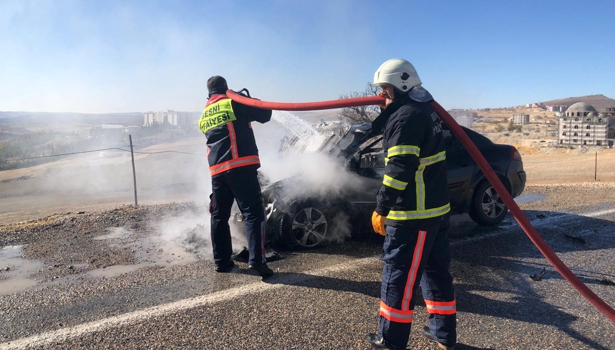 Seyir halindeki otomobil yandı