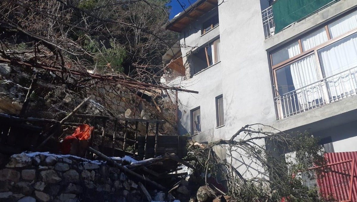 Düşen dev kaya parçası nedeniyle iki evde hasar oluştu Düşen dev kaya parçası nedeniyle iki evde hasar oluştu