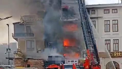 Mısır Çarşısı'nın yanındaki restoranda yangın