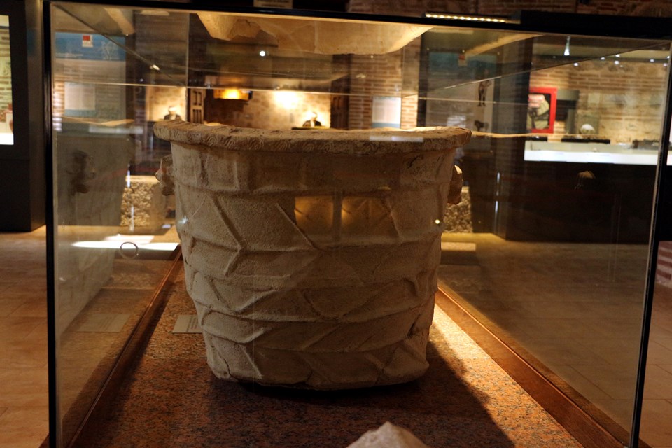 Roma dönemine ait 2 bin yıllık küvet sergileniyor - 1