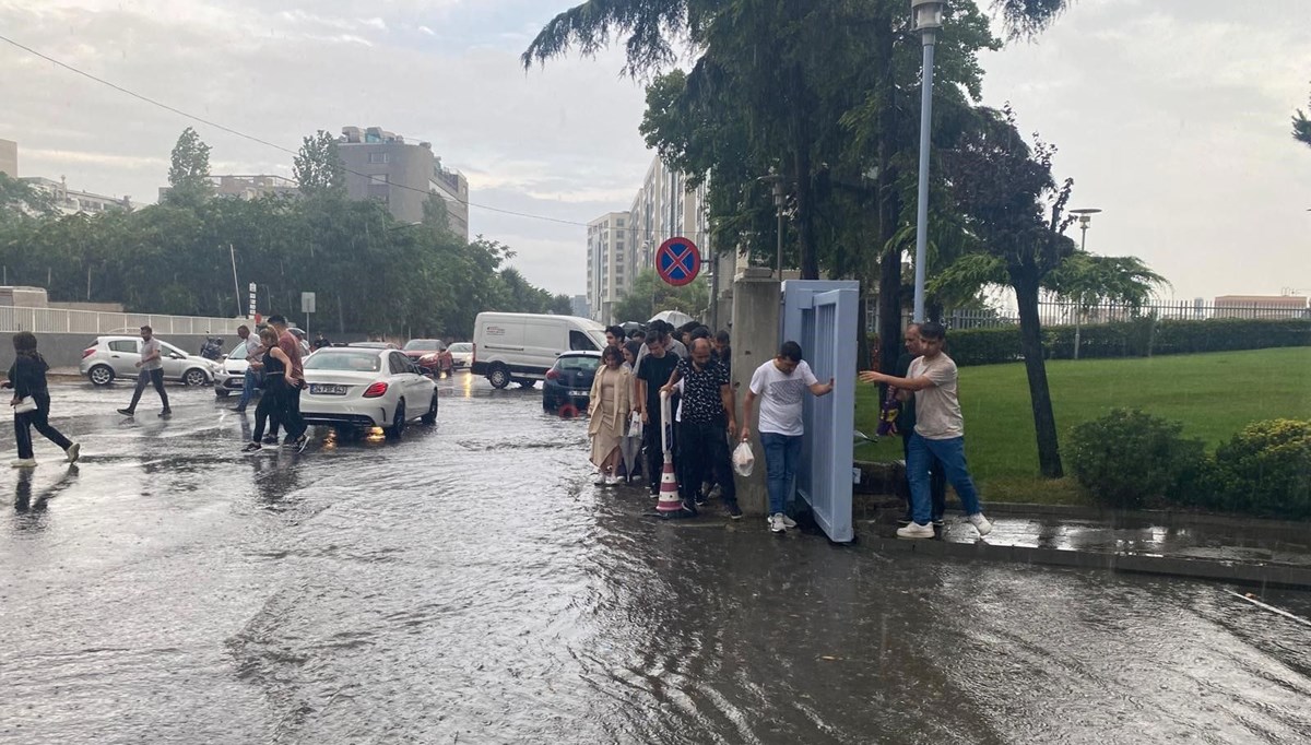 İstanbul'da sağanak yağış: Yollar göle döndü, vatandaşlar zor anlar yaşadı