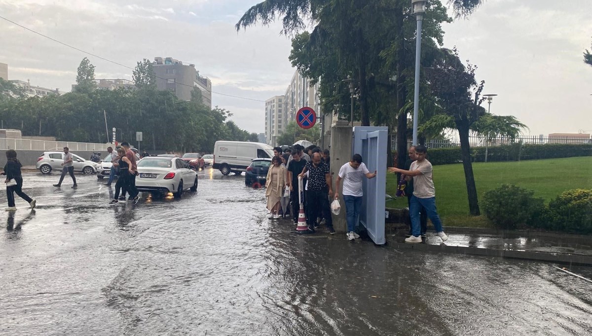 İstanbul'da sağanak yağış: Yollar göle döndü, vatandaşlar zor anlar yaşadı İstanbul'da sağanak yağış: Yollar göle döndü, vatandaşlar zor anlar yaşadı