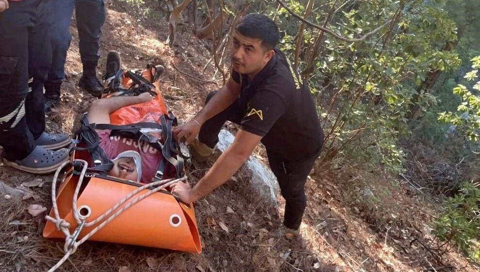 Kayalıklardan düşen kişiyi ekipler kurtardı