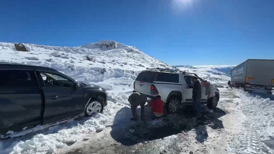 Artvin’de kar yağışı sürücülere zor anlar yaşattı - 1