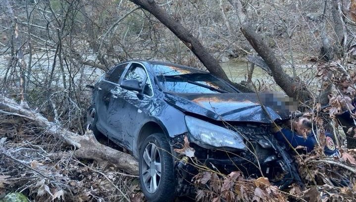 Manisa’da otomobil Gördes Çayına uçtu: 3 yaralı